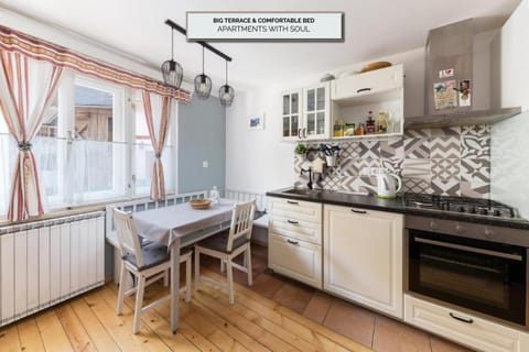 Coffee/tea facilities, Kitchen or kitchenette, Dining area, pet friendly, stove, kitchen