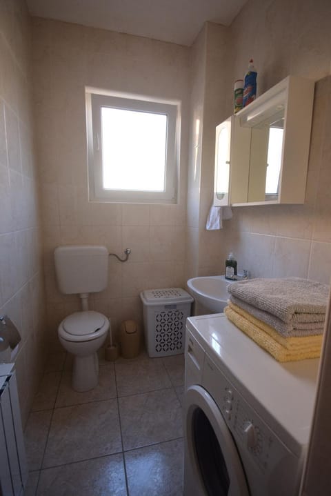 Toilet, Bathroom, towels, washing machine