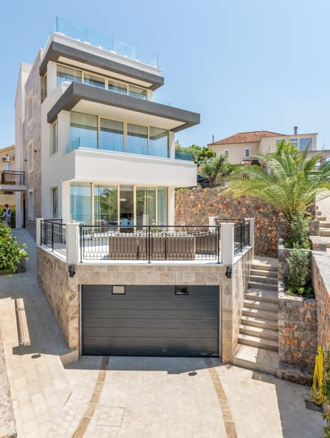 Property building, Patio, Day, Balcony/Terrace