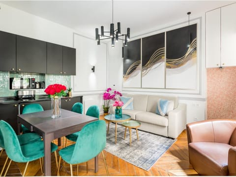Coffee/tea facilities, Kitchen or kitchenette, Living room, Seating area, Dining area, microwave