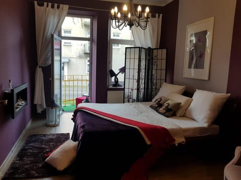 Photo of the whole room, City view