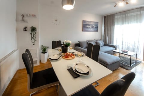 Bed, Living room, Photo of the whole room, Seating area, Dining area, Bedroom