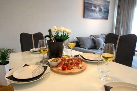 Living room, Seating area, Drinks