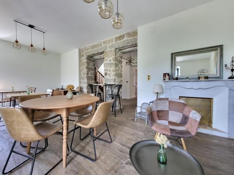 Restaurant/places to eat, Living room, Breakfast, fireplace
