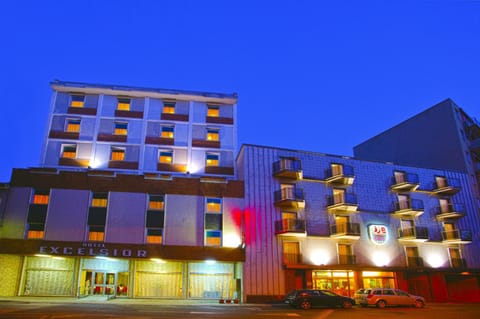 Facade/entrance, Night