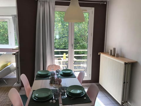 View (from property/room), Balcony/Terrace, Living room, Seating area, Dining area