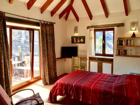 TV and multimedia, Balcony/Terrace, Photo of the whole room, Bedroom