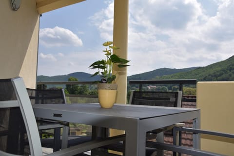 Balcony/Terrace, Mountain view