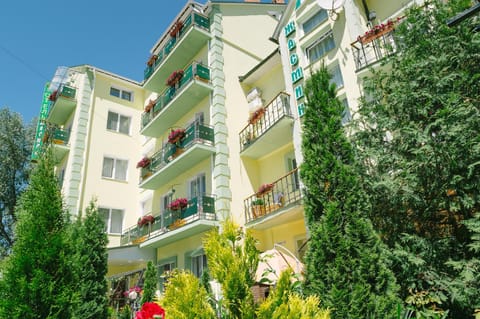 Property building, Day, Garden, View (from property/room), Balcony/Terrace, Garden view