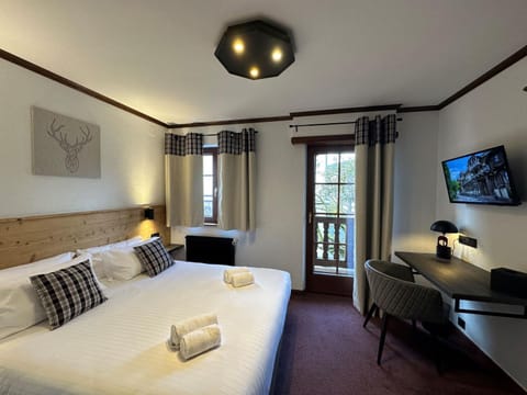 Bed, TV and multimedia, Photo of the whole room, Seating area, Bedroom, hair dresser
