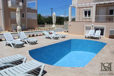 Property building, Patio, Day, Pool view, Swimming pool, Swimming pool, sunbed