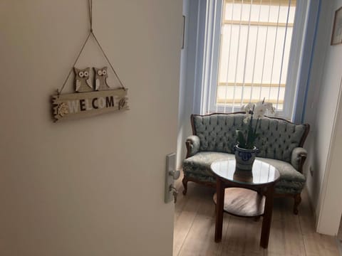 Photo of the whole room, Seating area