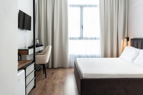 Bed, TV and multimedia, Photo of the whole room, Evening entertainment, Bedroom