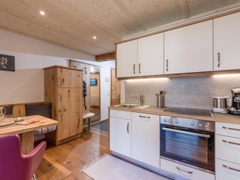 Coffee/tea facilities, Kitchen or kitchenette, Dining area, dishwasher, oven, stove