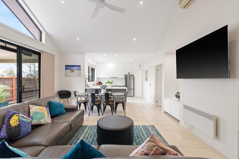 TV and multimedia, Kitchen or kitchenette, Living room, Seating area, Dining area, Evening entertainment, fireplace