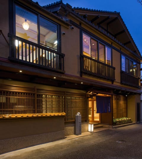 Facade/entrance, Night, Neighbourhood