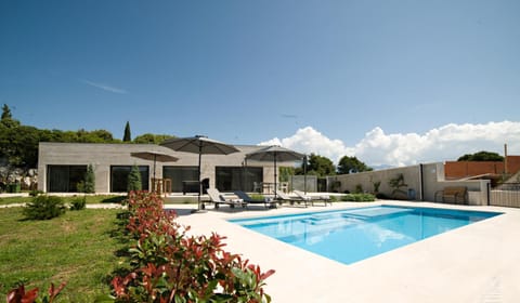 Property building, Garden, Swimming pool, Swimming pool