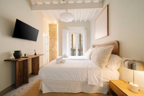 Bed, TV and multimedia, Photo of the whole room, Bedroom
