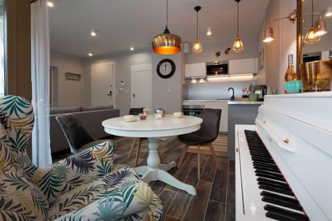 Kitchen or kitchenette, Living room, Seating area, Dining area