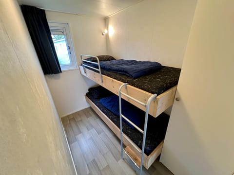 Bedroom, bunk bed