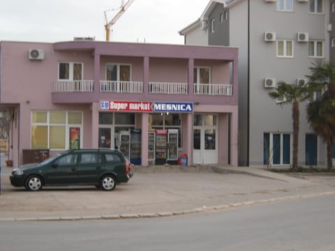 Facade/entrance, Day, Supermarket/grocery shop