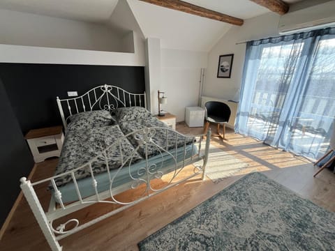 Bed, Photo of the whole room