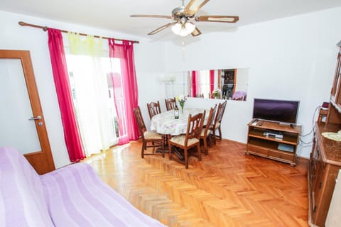 TV and multimedia, Living room, Seating area, Dining area