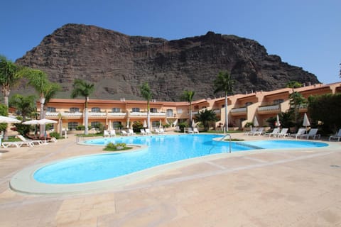 Nearby landmark, Day, Natural landscape, Mountain view, Pool view, Swimming pool, sunbed