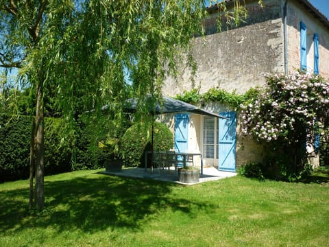 Property building, Patio, Facade/entrance, Garden