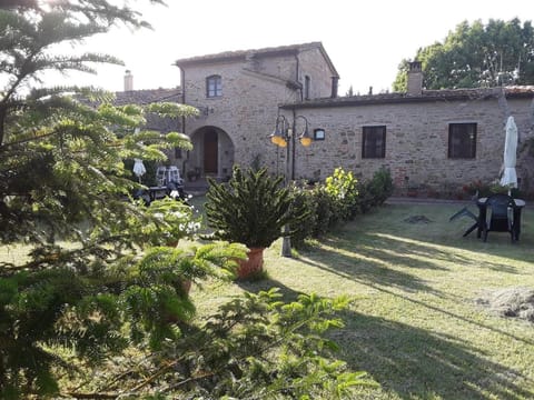 Property building, Nearby landmark, Facade/entrance, Garden, Pets