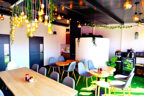 Restaurant/places to eat, Lounge or bar