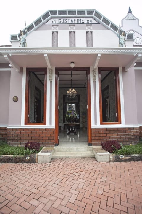 Facade/entrance, City view