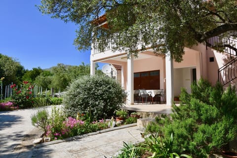 Property building, Patio, Facade/entrance, Garden