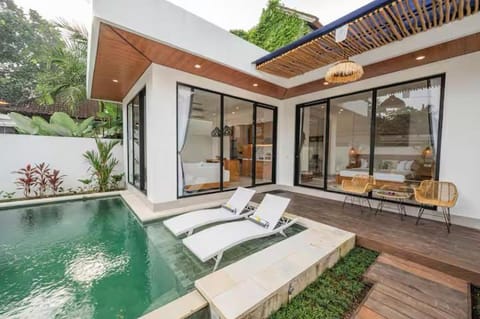 Property building, Patio, Balcony/Terrace, Seating area, Swimming pool, sunbed