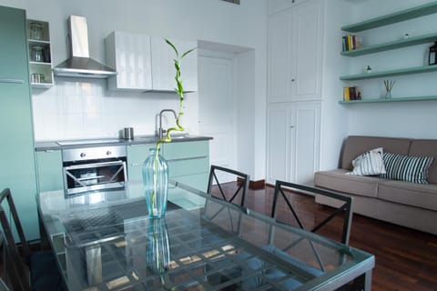 Kitchen or kitchenette, Living room, Seating area, Dining area