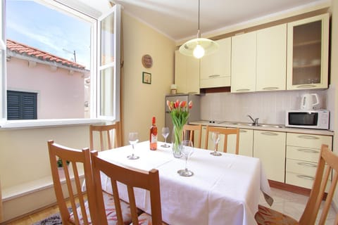 TV and multimedia, Coffee/tea facilities, Kitchen or kitchenette, Decorative detail, Seating area, Dining area, Street view