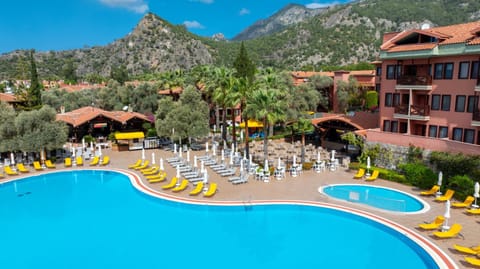 Property building, Nearby landmark, Day, Natural landscape, Mountain view, Pool view, Swimming pool, sunbed
