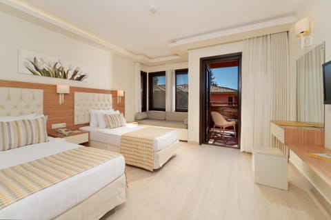 Bed, TV and multimedia, Living room, Photo of the whole room, Seating area, Bedroom