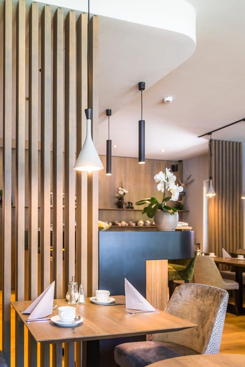 Restaurant/places to eat, Internal: Not applicable to any particular room