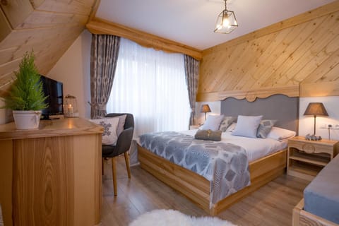 Bed, TV and multimedia, Photo of the whole room, Bedroom, towels