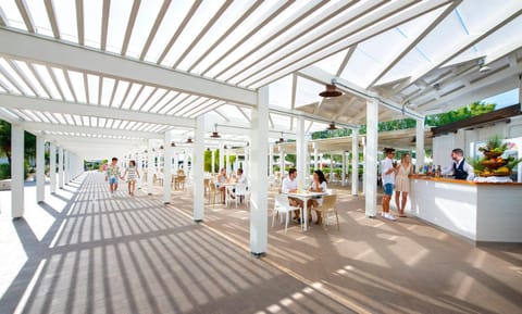 Restaurant/places to eat, Day, People, Food and drinks, Banquet/Function facilities, Food, group of guests