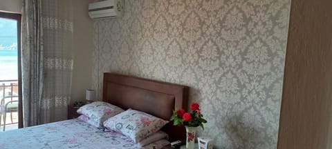 Bed, Photo of the whole room, Bedroom, air conditioner