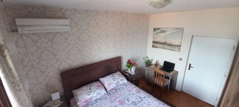 Bed, Photo of the whole room, Seating area, Bedroom, internet, air conditioner