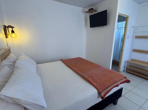 Property building, TV and multimedia, Evening entertainment, Bedroom