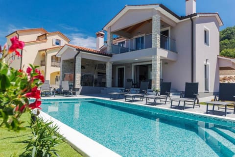 Property building, Patio, Garden view, Pool view, Swimming pool, sunbed