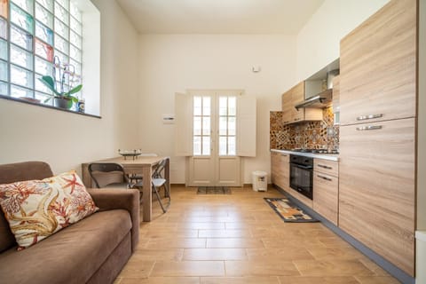 Kitchen or kitchenette, Seating area, Dining area