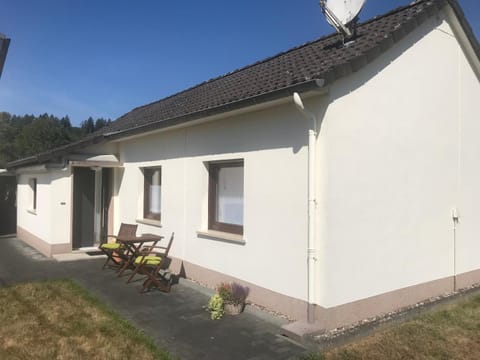 Shower, Toilet, Property building, Facade/entrance, BBQ facilities, Fishing, Golfcourse, Bathroom, TV and multimedia, Balcony/Terrace, Kitchen or kitchenette, Living room, Seating area, Dining area, Hiking, Cycling, Bedroom