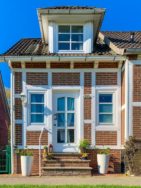 Facade/entrance, Spring