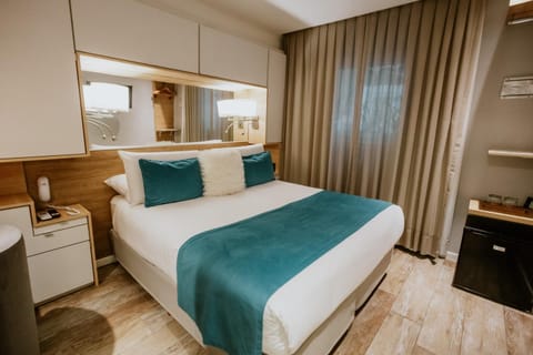 Bed, Photo of the whole room, Bedroom, minibar, wardrobe