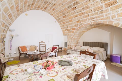 Bed, Night, Living room, Seating area, Dining area, Bedroom, Lunch, wardrobe